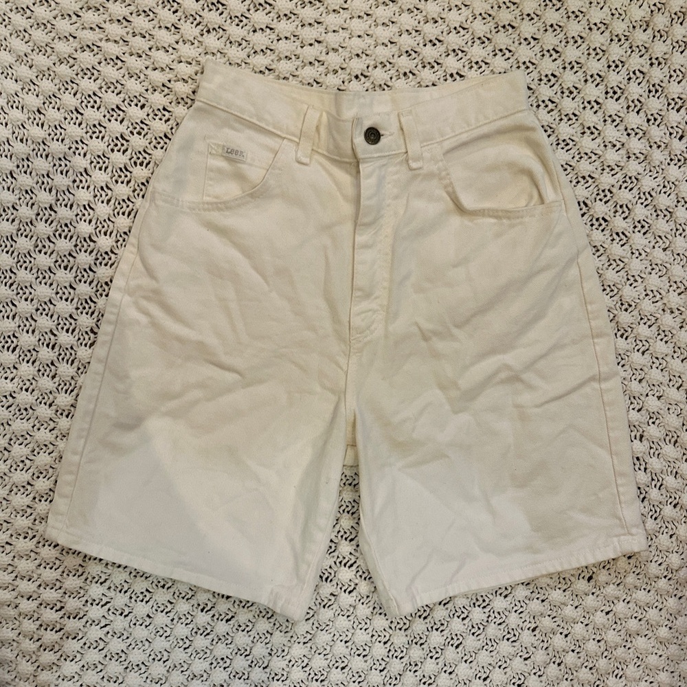 Classic vintage Lee high rise midi shorts 🤍